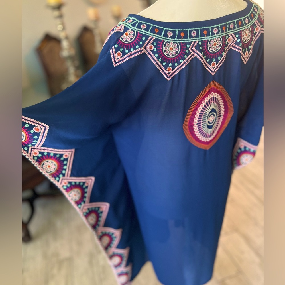 Embroidered kimono worn once in Cancun, perfect condition